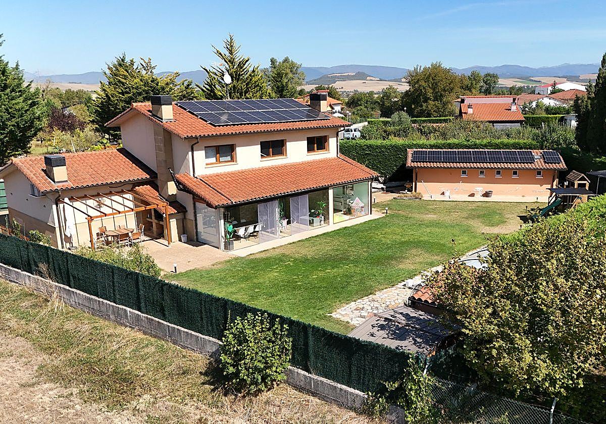 Instalación de placas solares en una vivienda.