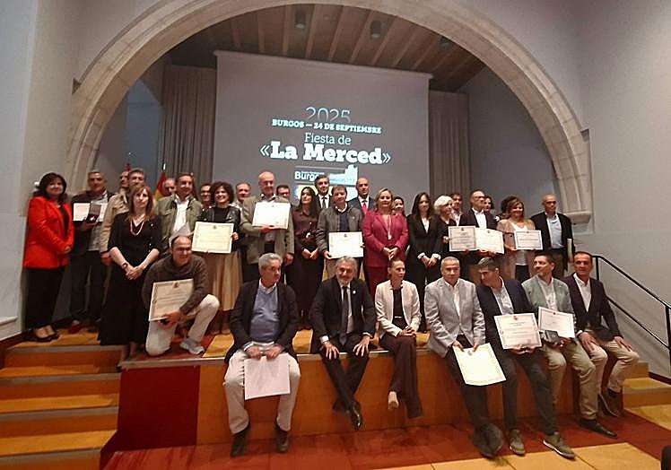 Distinción a 17 funcionarios con más de 40 años de servicio.