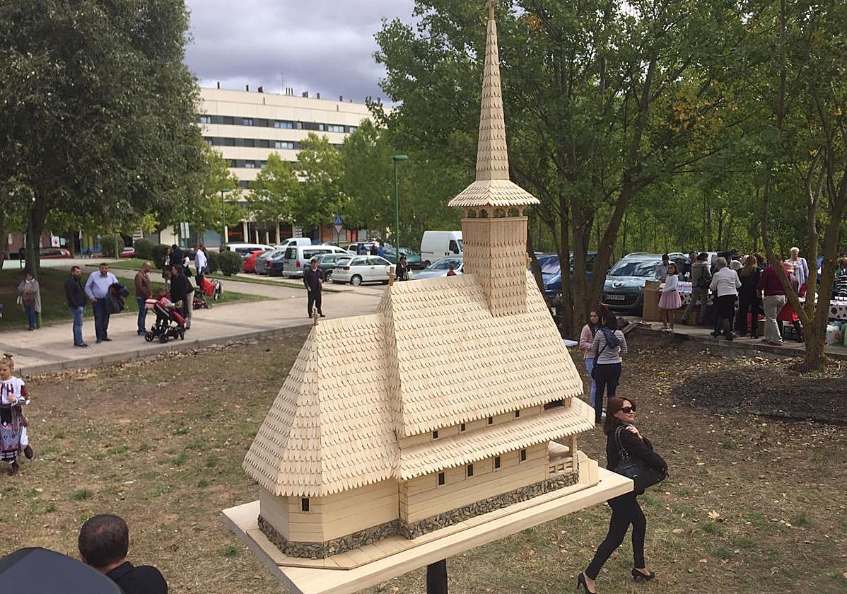 Maqueta del templo ortodoxo en la parcela donde se levantará.