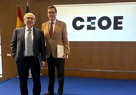 El presidente de FAE Ignacio San Millán (izda.) junto al presidente de la CEOE, Antonio Garamendi.