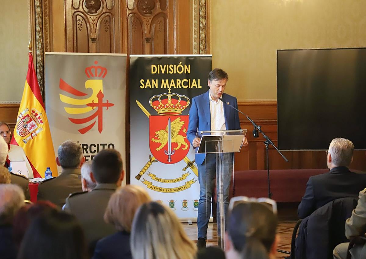 Imagen secundaria 1 - Diferentes personalidades públicas se han reunido para leer y disfrutar el Cantar del mio Cid.