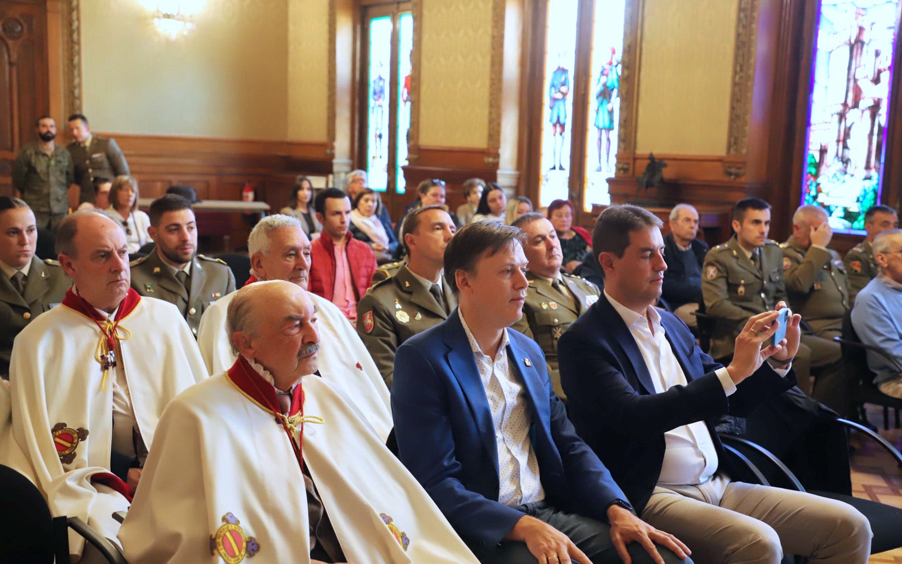 Imagen principal - Diferentes personalidades públicas se han reunido para leer y disfrutar el Cantar del mio Cid.