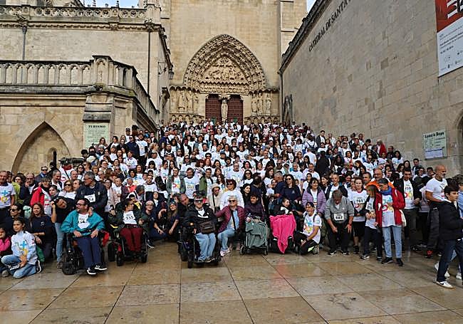 Participantes de la I Marcha Cidiana posan frente la Catedral de Burgos.