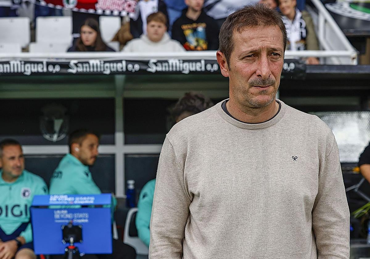 Luis Miguel Ramis, en el área técnica de EL Plantío.