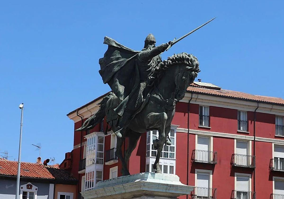 Estatua del Cid en la plaza de su nombre.