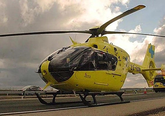 Hasta el lugar del suceso se ha desplazado un helicóptero sanitario.