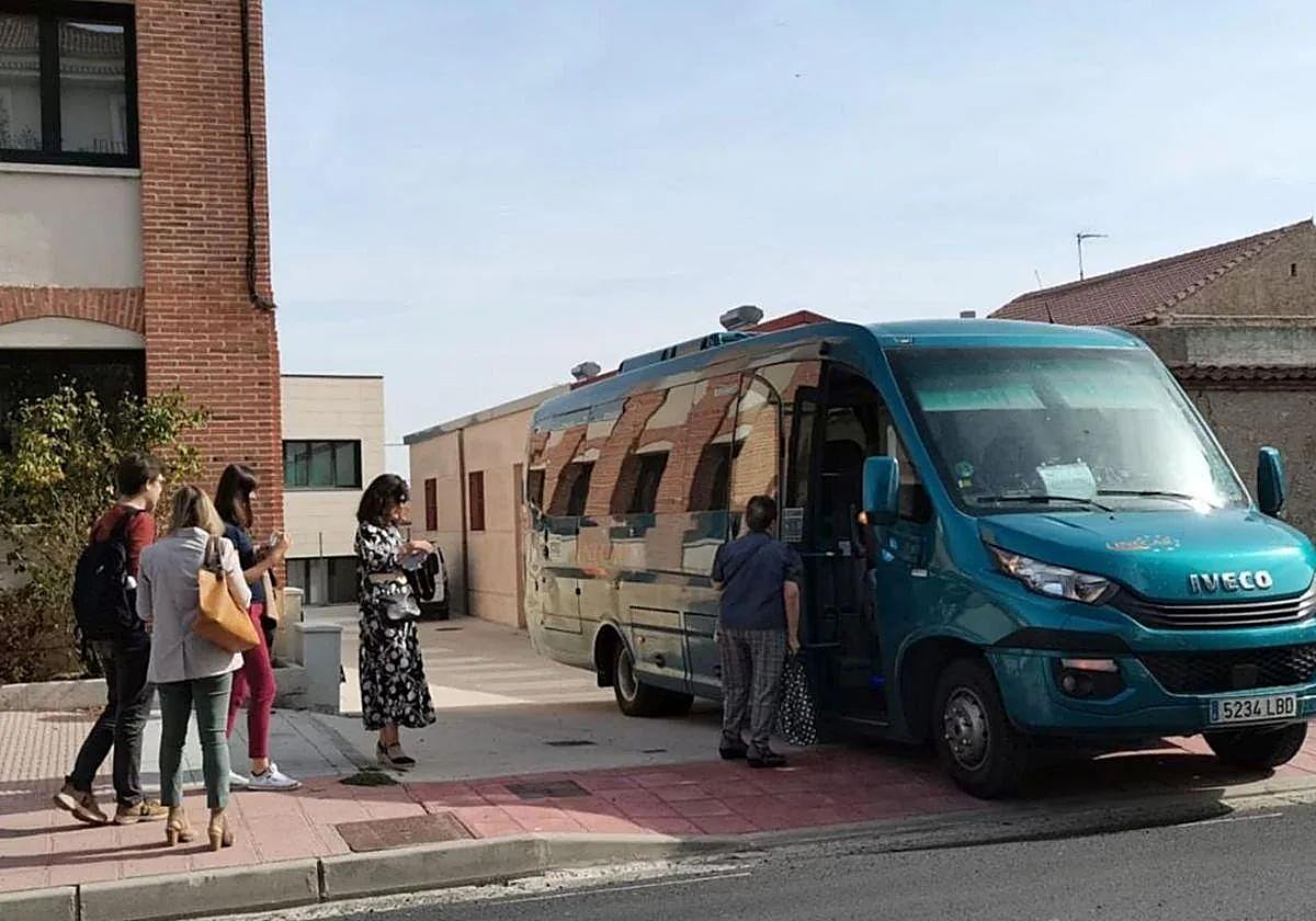 Pasajeros usando transporte metropolitano.