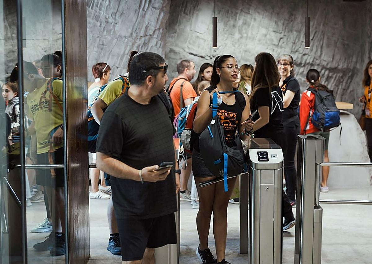 Imagen secundaria 1 - SKALA celebra su segundo aniversario con una jornada histórica de escalada, espectáculo y diversión en Burgos