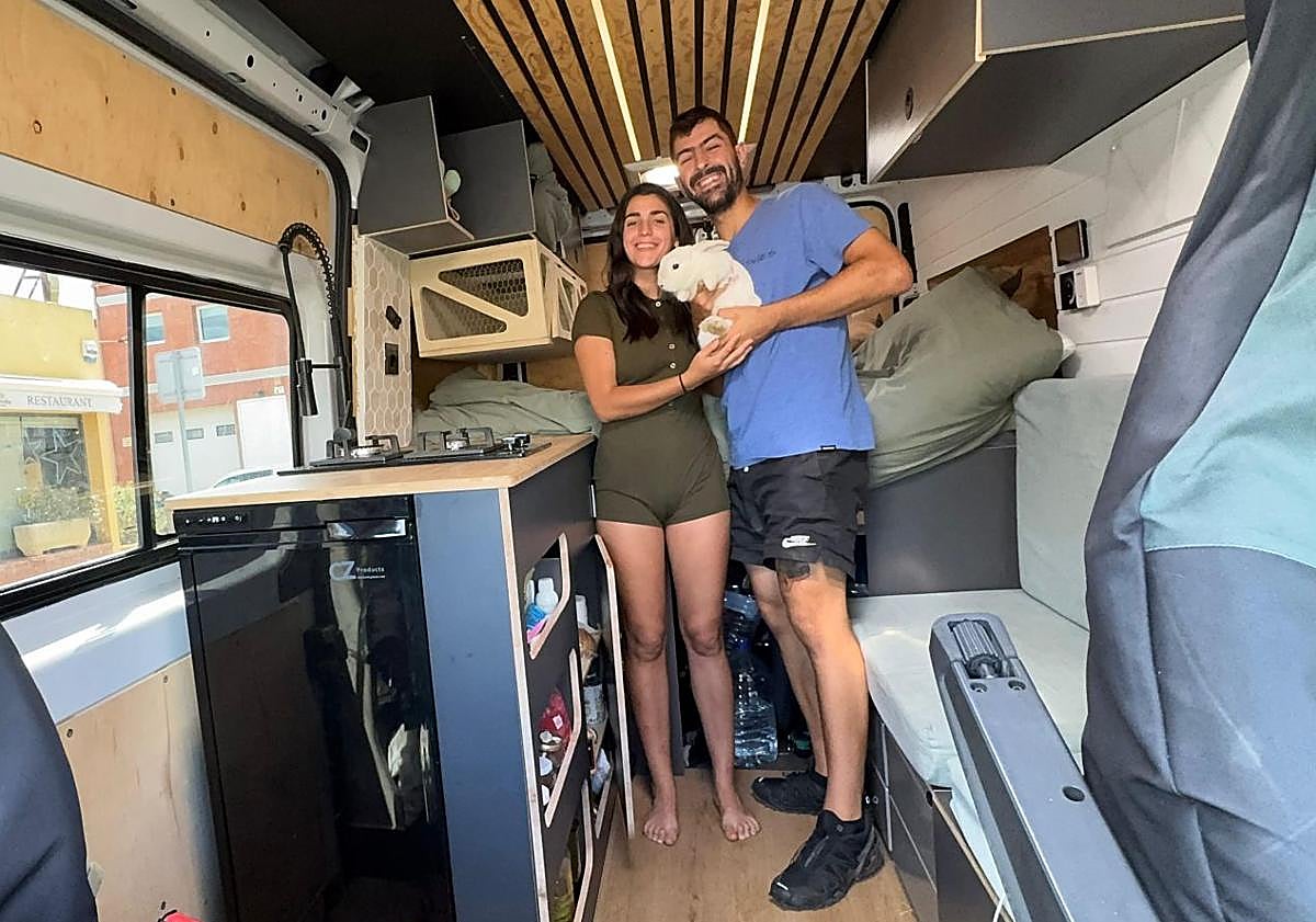 Imagen principal - Aaron, Susana y Kuki, en la furgoneta con la que viajan.