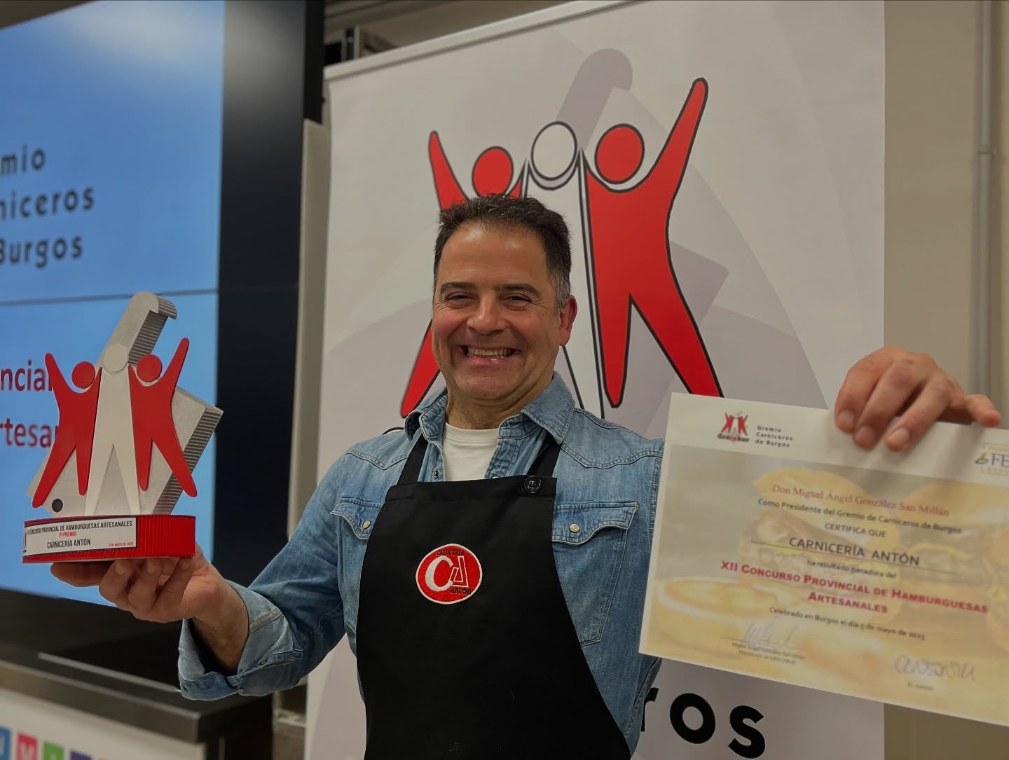 Eduardo Antón, de Carnicerías Antón, con su primer puesto de la XII edición del concurso a la mejor hamburguesa artesanal de Burgos