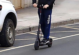 Un usuario de patinete por las calles de Burgos.
