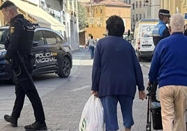 Policía Nacional y Local de Aranda en la calle Ronda, donde se ha producido el hurto.