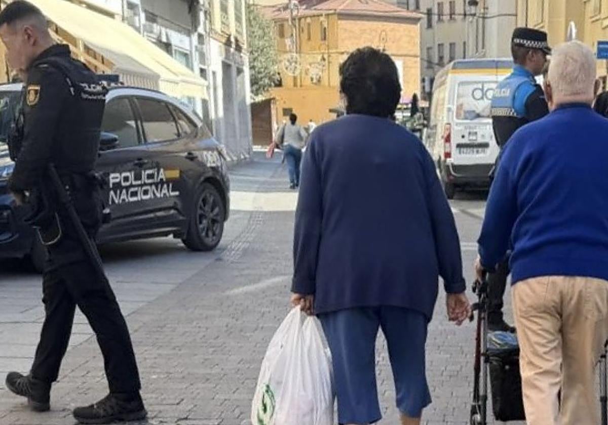 Policía Nacional y Local de Aranda en la calle Ronda, donde se ha producido el hurto.