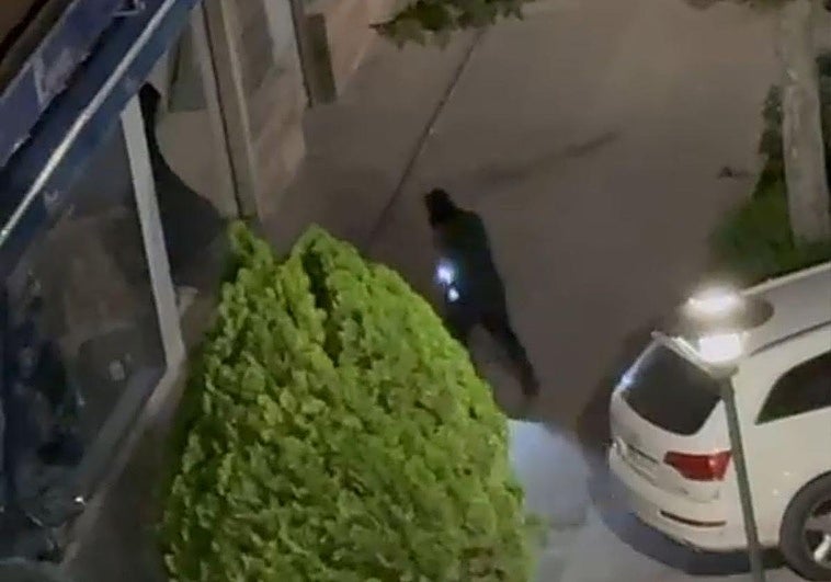 Uno de los ladrones entrando al establecimiento y el coche blanco con el que se ha realizado el alunizaje en la perfumería de Aranda.