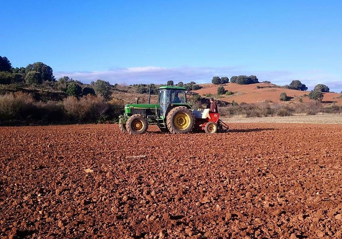 Imagen de archivo de un tractor trabajando en un campo de Burgos.