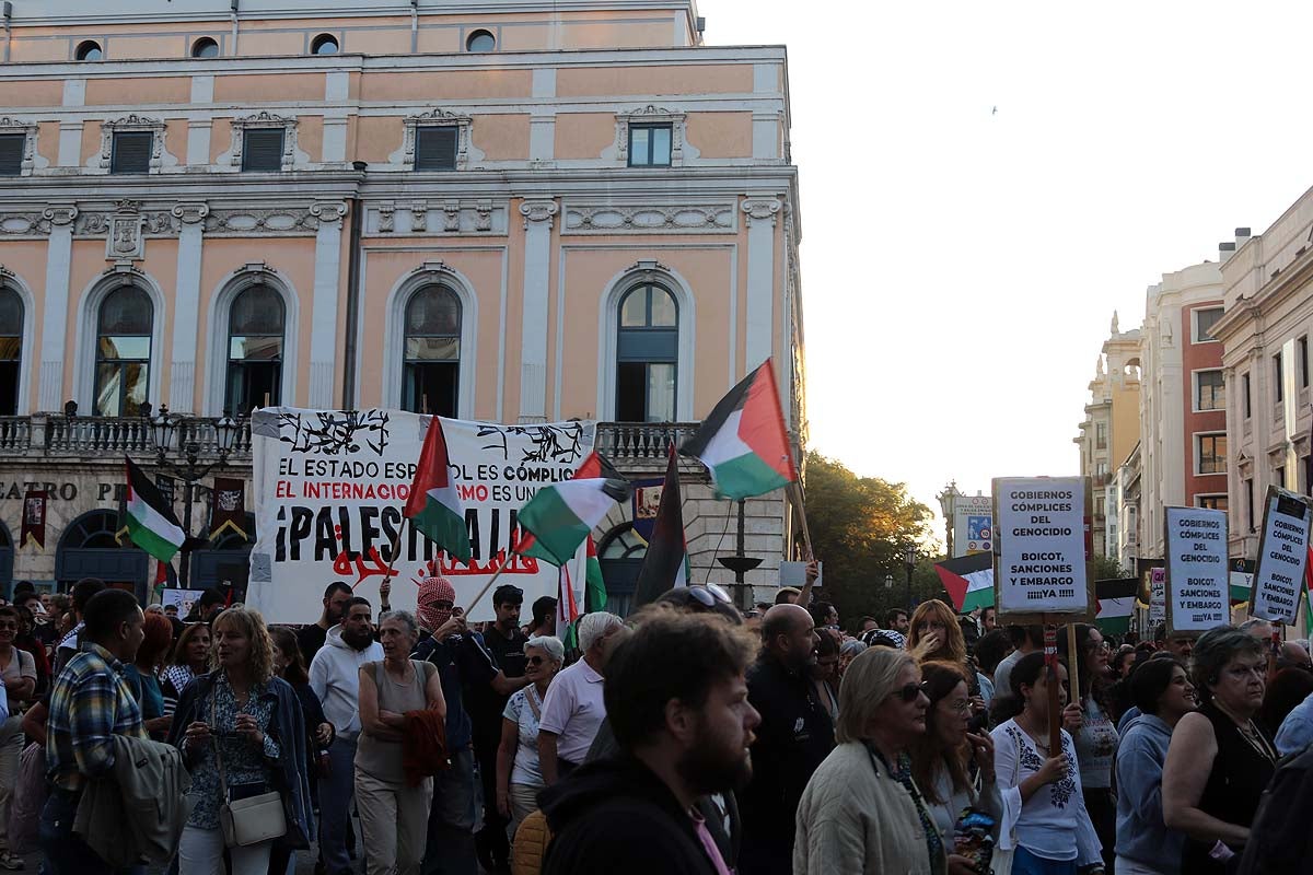 Así ha sido en imágenes la multitudinaria e improvisada manifestación por Gaza en Burgos