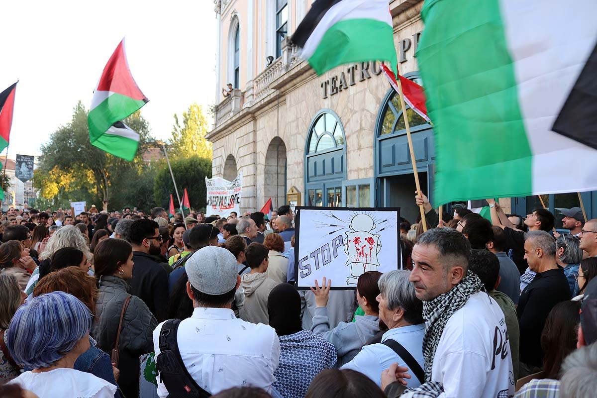 Así ha sido en imágenes la multitudinaria e improvisada manifestación por Gaza en Burgos