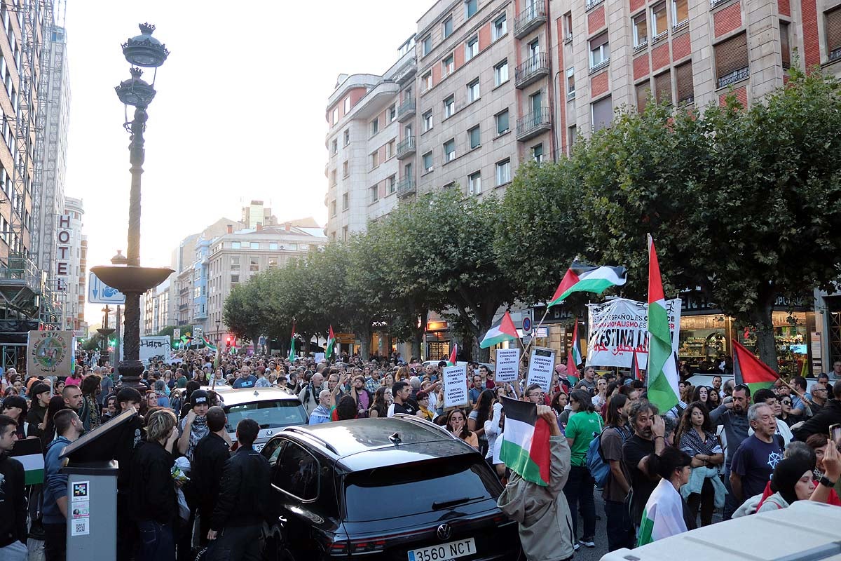 Así ha sido en imágenes la multitudinaria e improvisada manifestación por Gaza en Burgos