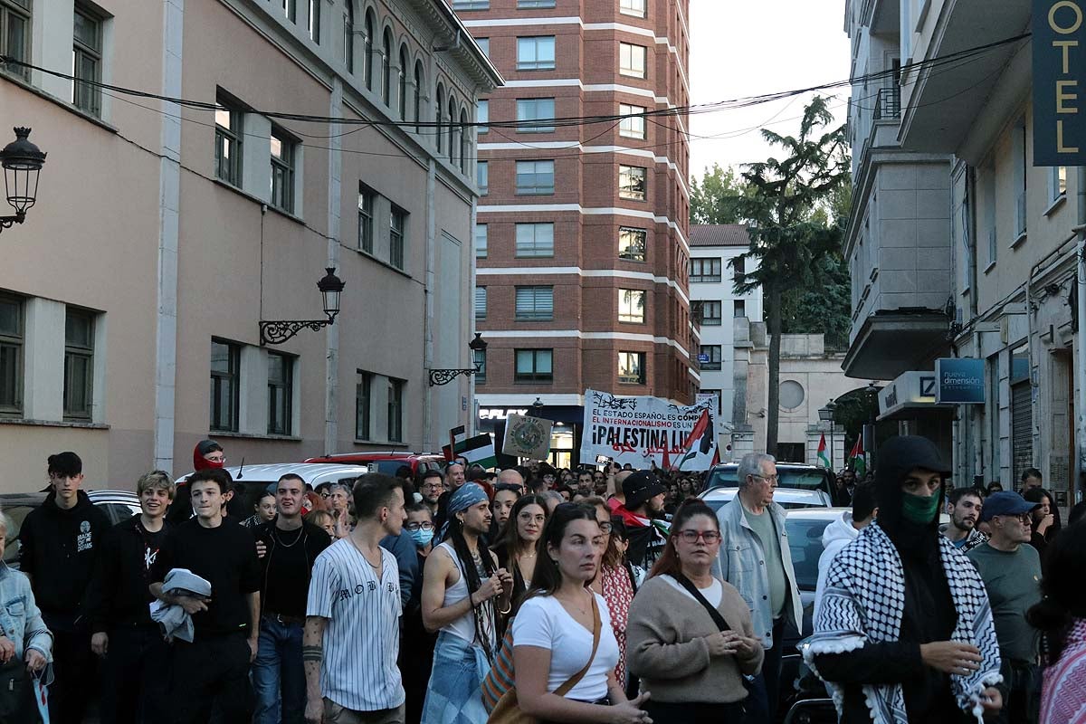 Así ha sido en imágenes la multitudinaria e improvisada manifestación por Gaza en Burgos