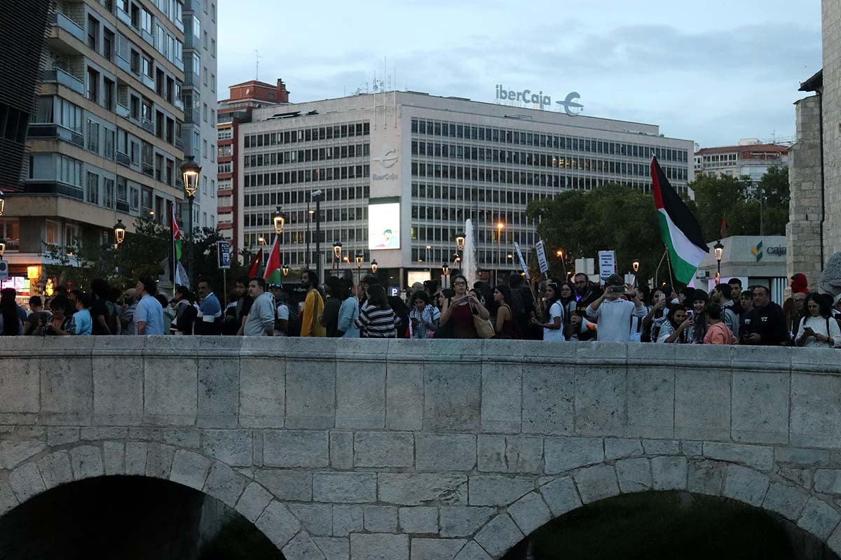 Así ha sido en imágenes la multitudinaria e improvisada manifestación por Gaza en Burgos