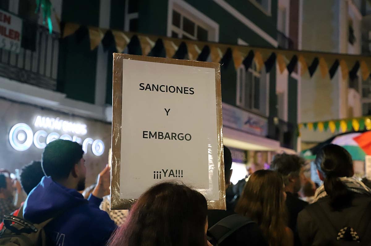 Así ha sido en imágenes la multitudinaria e improvisada manifestación por Gaza en Burgos