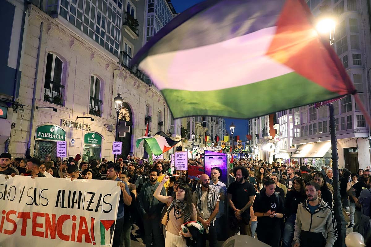 Así ha sido en imágenes la multitudinaria e improvisada manifestación por Gaza en Burgos