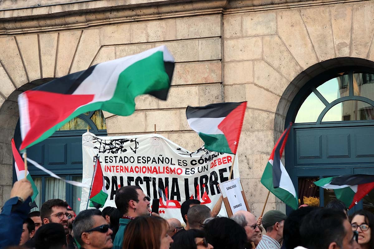 Así ha sido en imágenes la multitudinaria e improvisada manifestación por Gaza en Burgos