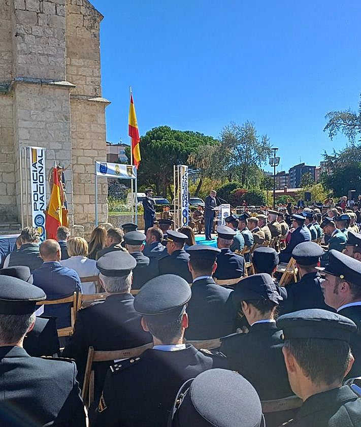 Imagen secundaria 2 - Arriba, los condecorados junto al subdelegado del Gobierno; una foto de familia y un momento de las intervenciones.