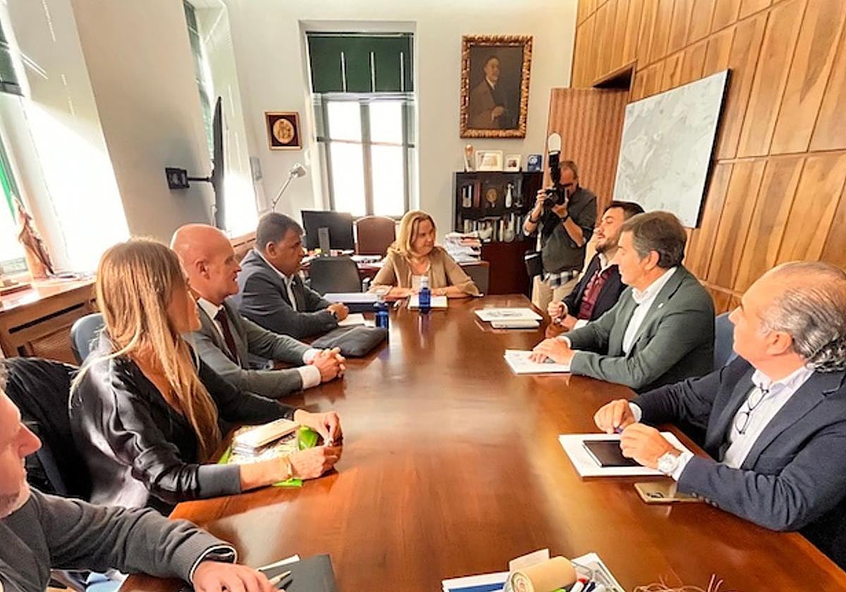 La reunión ha tenido lugar en el despacho de Ayala.