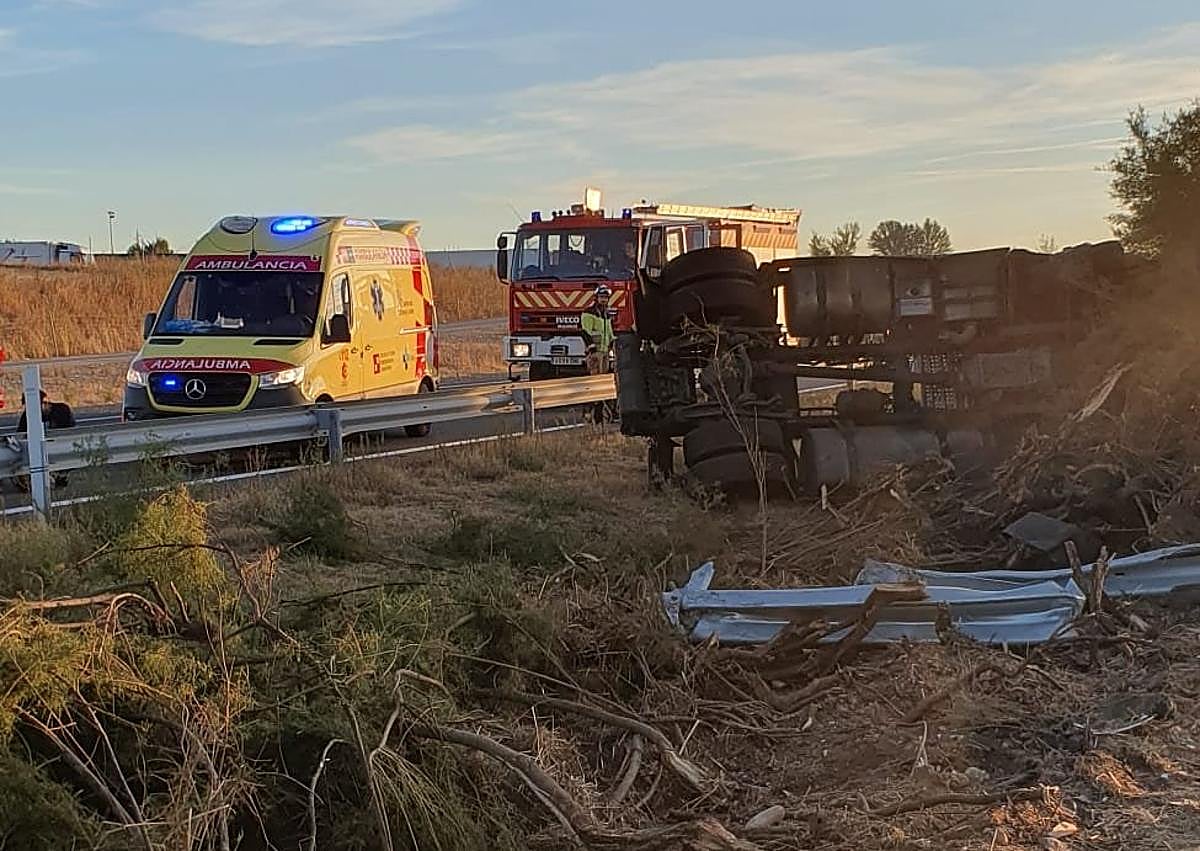 Imagen secundaria 1 - Los servicios de emergencias actúan en el lugar del accidente. 