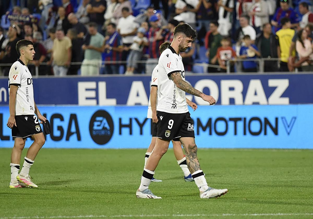 Jugadores tras finalizar el encuentro el El Alcoraz