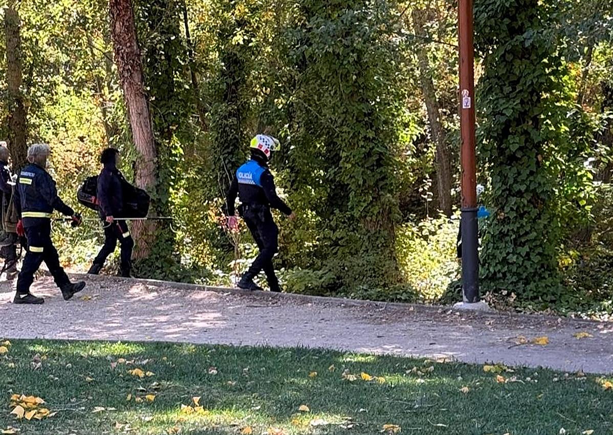 Imagen secundaria 1 - Diferentes momentos del rescate de la mujer de las aguas del río Arandilla. 