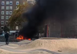 Imagen del incendio provocado con unos colchones en el parque Buena Vista de Gamonal