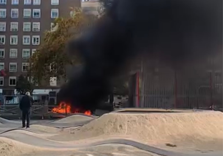 Imagen del incendio provocado con unos colchones en el parque Buena Vista de Gamonal