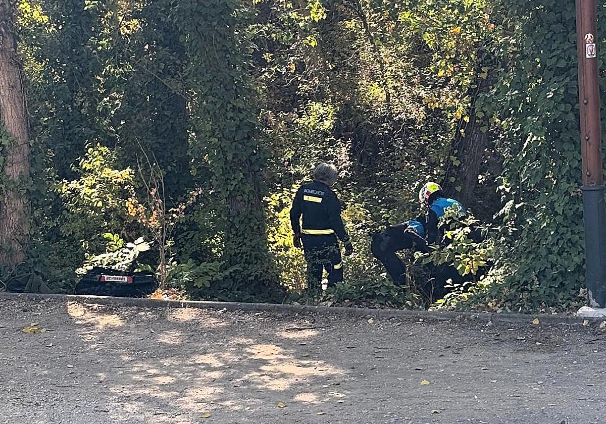 Bomberos y Policía Local trabajan para rescatar a la mujer del río en Aranda..