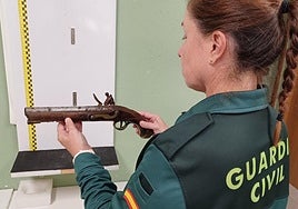 La Guardia Civil con el fusil incautado.