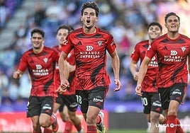 Jugadores del CD Mirandés durante el partido
