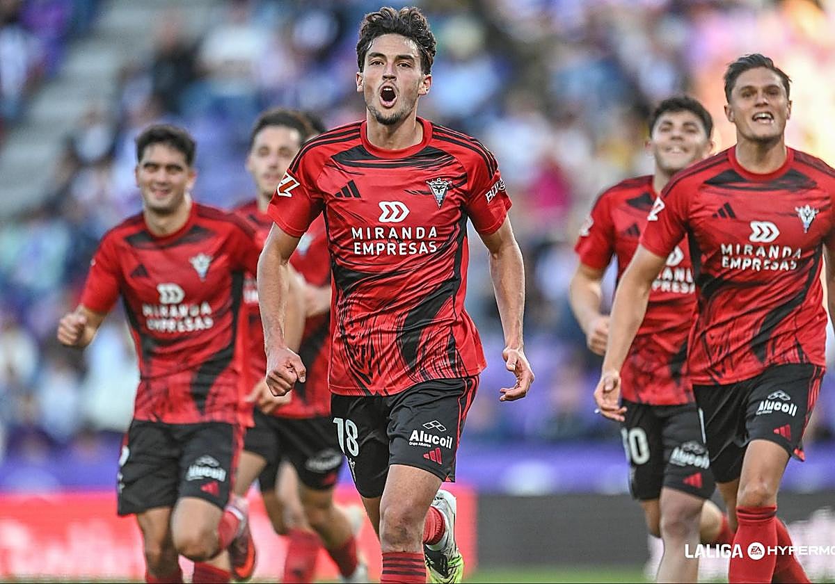 Jugadores del CD Mirandés durante el partido