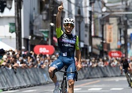 Quartucci festeja su victoria en Japón.
