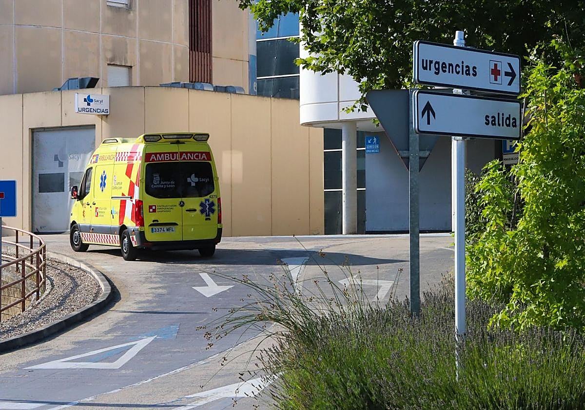 Una ambulancia entra en el hospital Santiago Apóstol de Miranda.