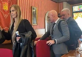 Carolina Álvarez, Ángel Manzanedo y Carlos Niño, abandonando la comisión de investigación.