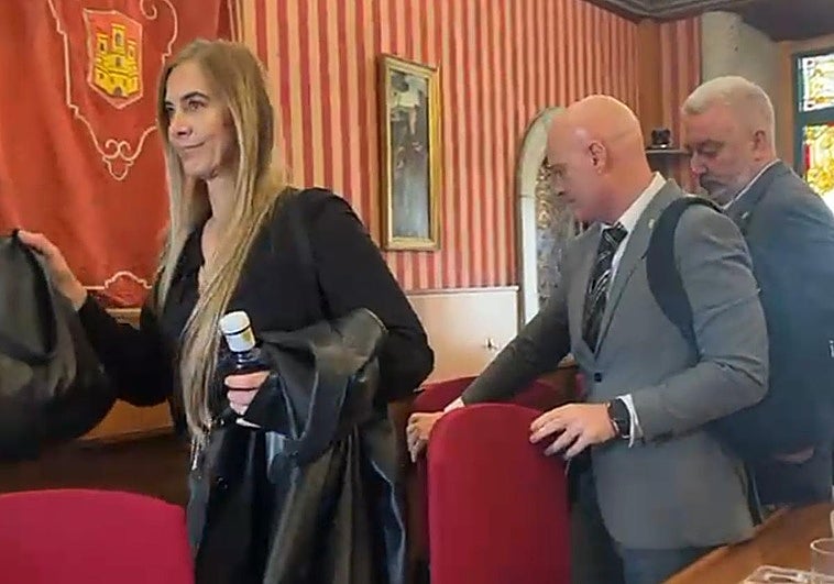 Carolina Álvarez, Ángel Manzanedo y Carlos Niño, abandonando la comisión de investigación.