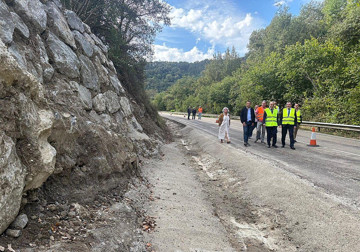 Muros de contención con escollera de piedra.