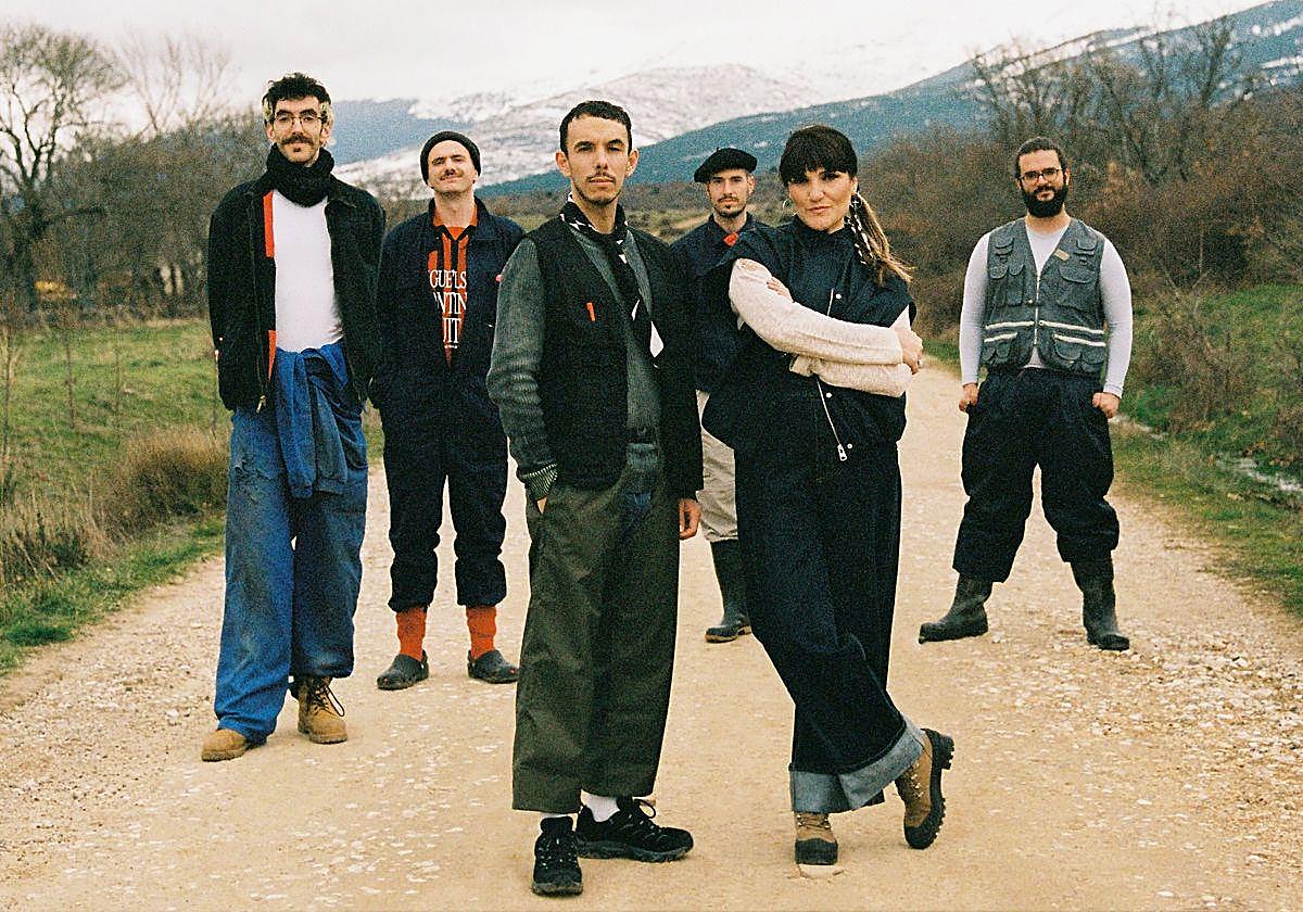 Integrantes del grupo El Nido, junto a Rozalén.