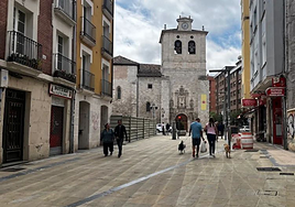 Calle de San Cosme y al fondo la iglesia dedicada a los hermanos Cosme y Damián.