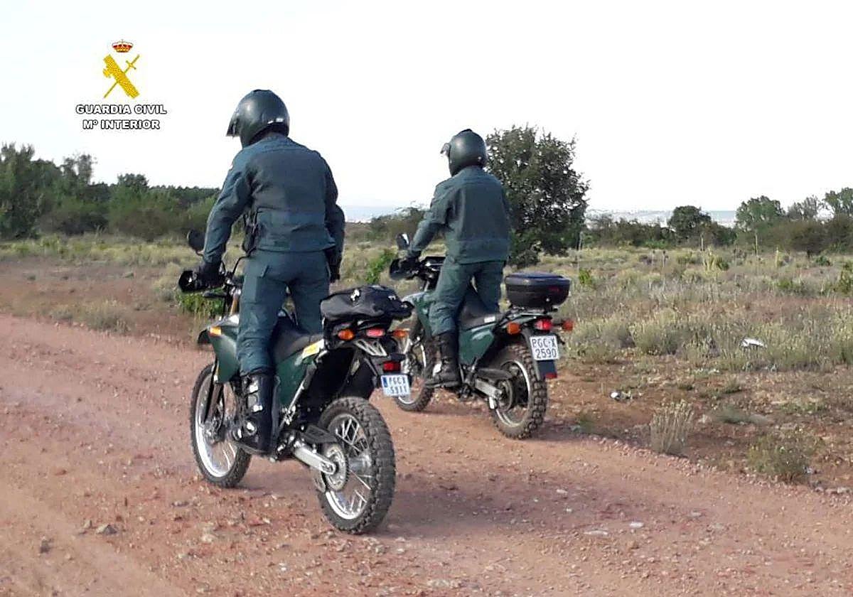 El Seprona con motos ha formado parte de la búsqueda de la vaquilla extraviada.