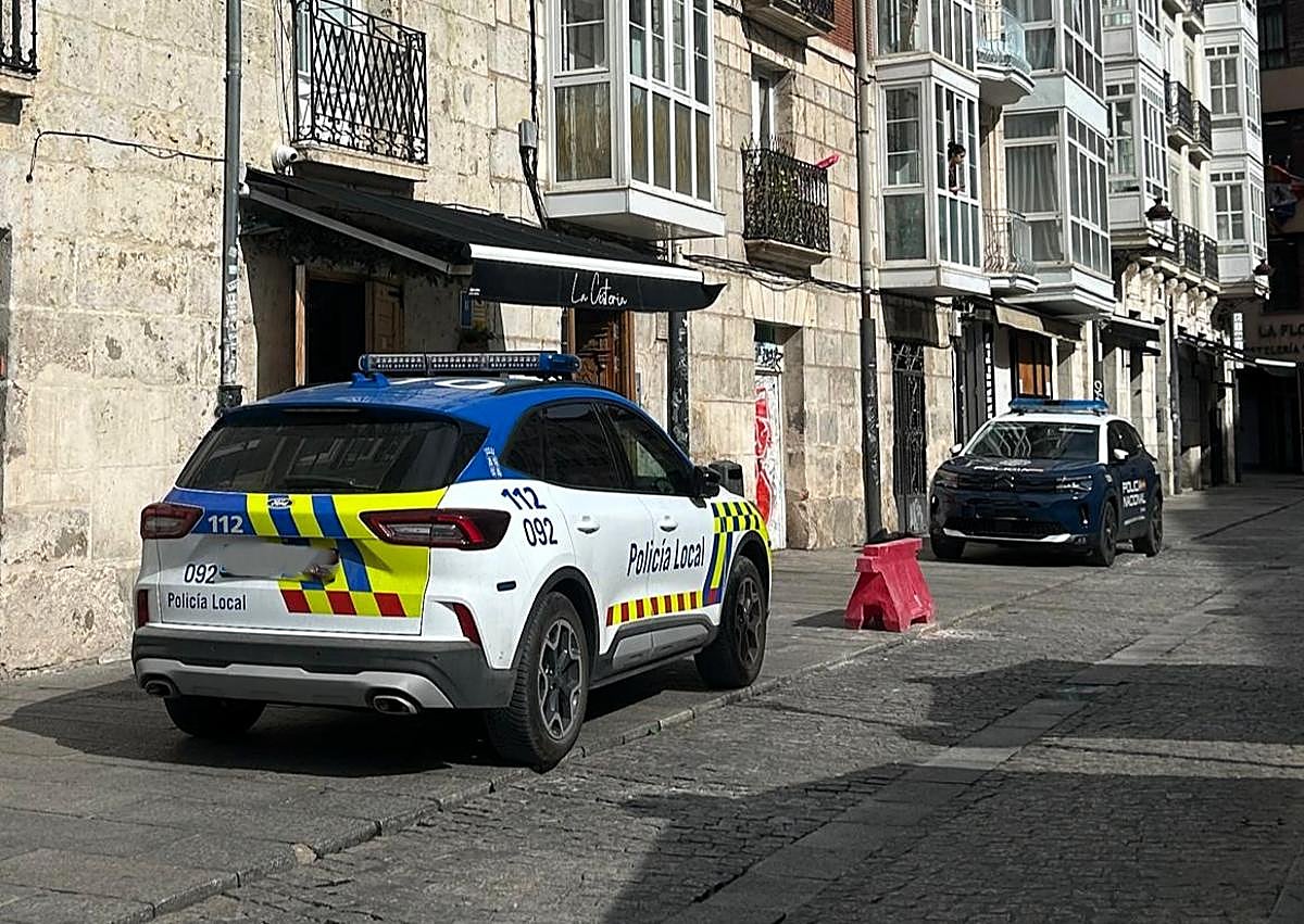 Imagen secundaria 1 - Actuación de la policía en el lugar de los hechos. 
