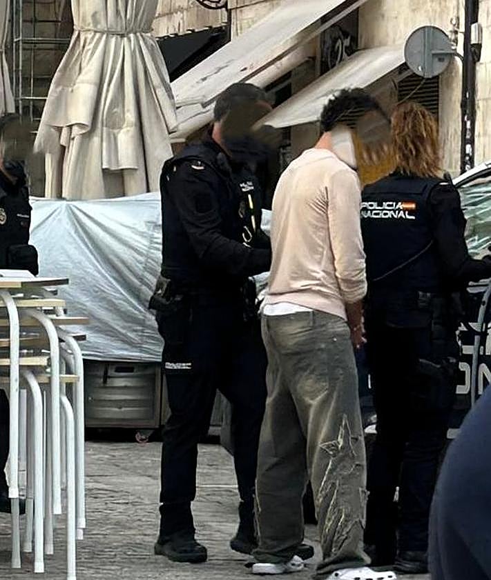 Imagen secundaria 2 - Actuación de la policía en el lugar de los hechos. 