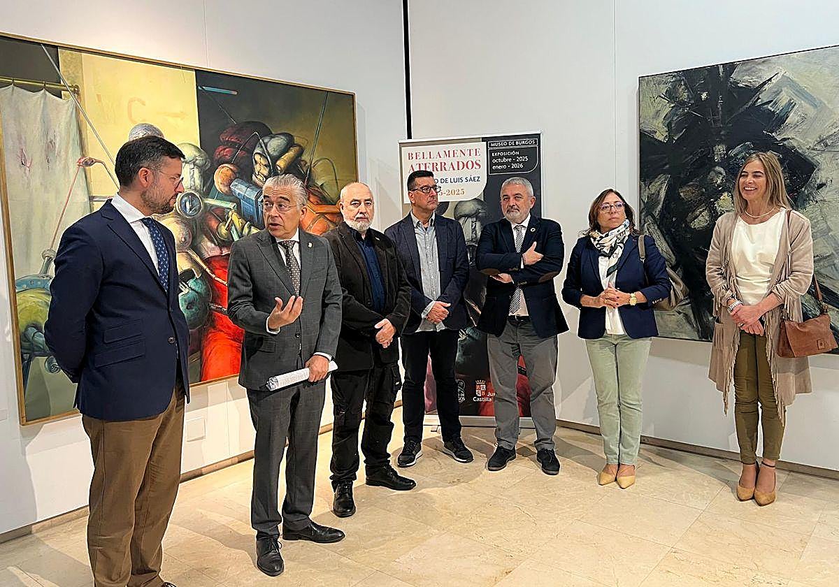 Autoridades en la inauguración de la exposición en homenaje al pintor Luis Sáez.