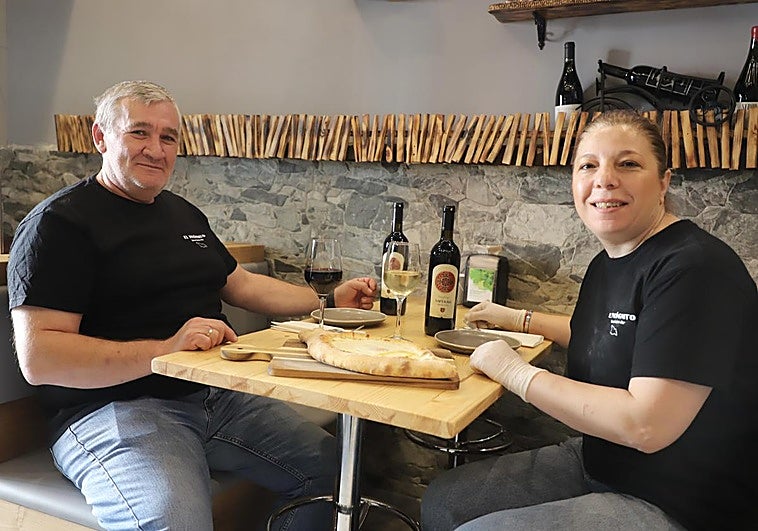 Malkhazi y Aza, propietarios de Incógnito, junto con su Acharuli y vino georgiano